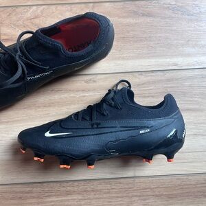 Women’s Nike Phantom Soccer Cleats (size 6.5)